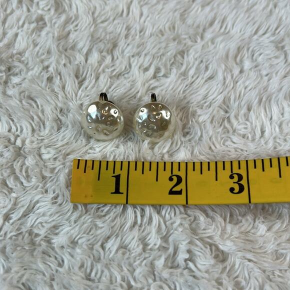 Set of 2 Vintage screw back clip on earrings, red teardrop, white circle - Picture 2 of 12
